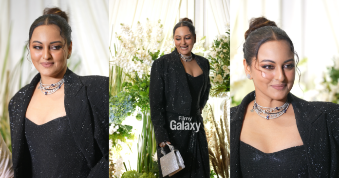 Sonakshi Sinha Tells Paparazzi To Stop Clicking